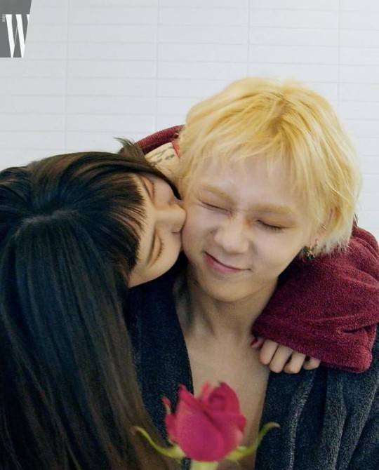 韩国明星情侣泫雅金晓钟拍写真亲密互动