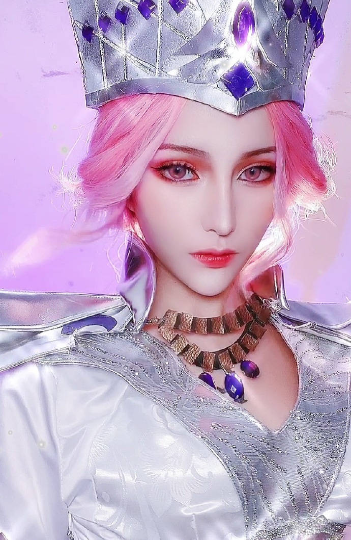 原创崎娜cos斗罗三大女神比比东被唐家三少点赞小舞输给了朱竹清