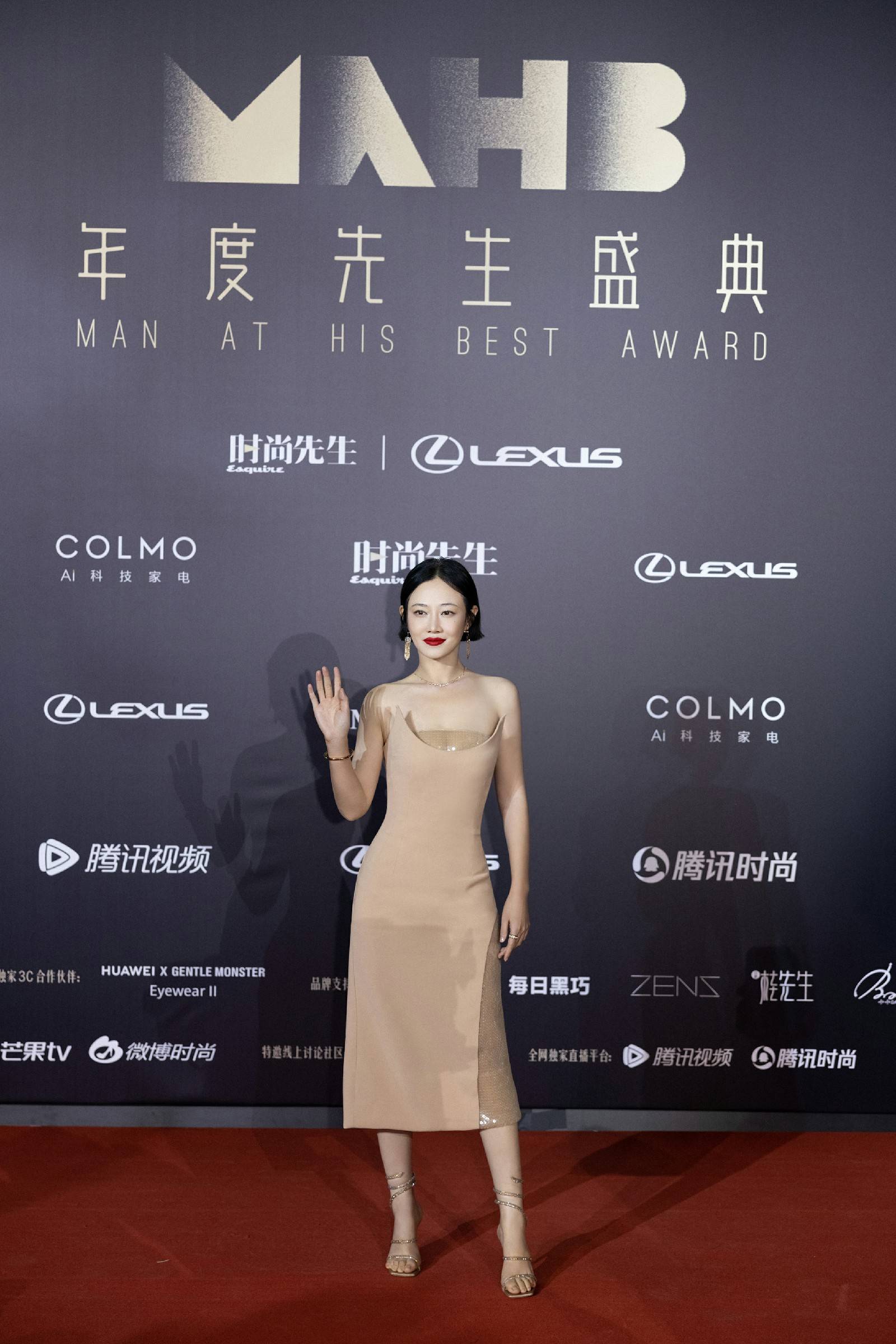 谭卓亮相时尚先生盛典获颁年度电影演员