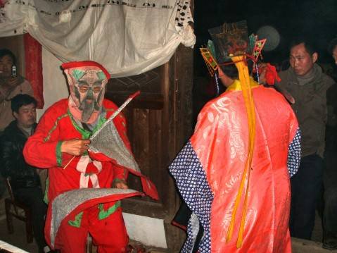 绕棺绕棺,即围绕棺材转,在"打绕棺"的俗语里又称为"穿花",意思是打听