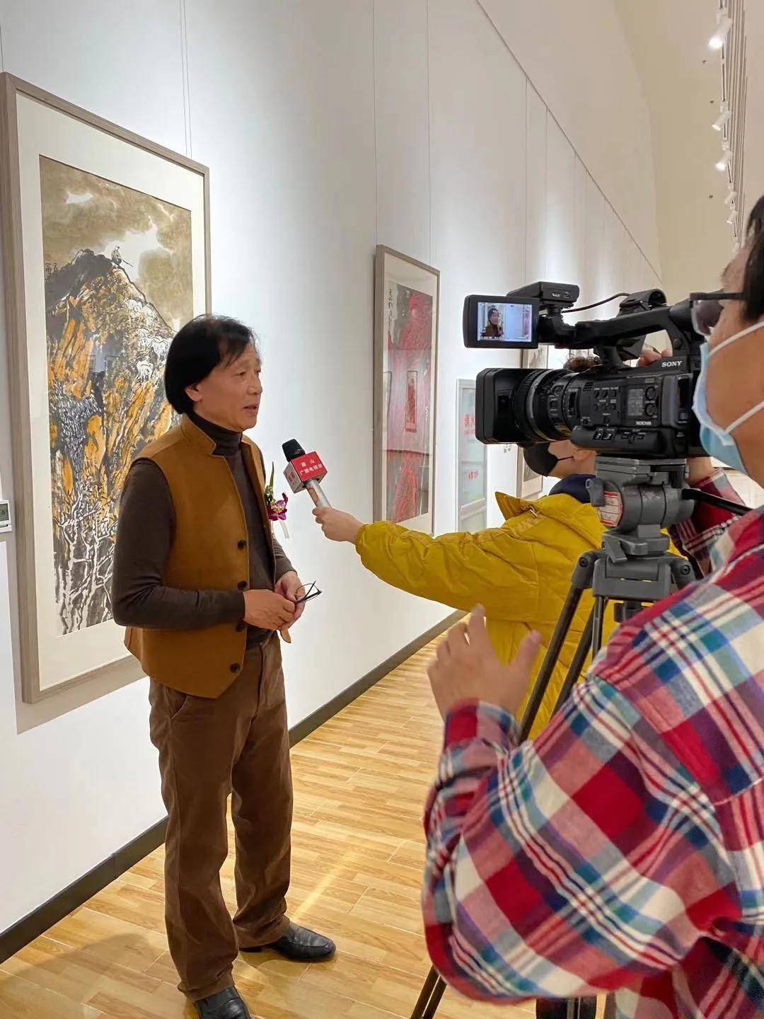 画家崔进接受电视台采访