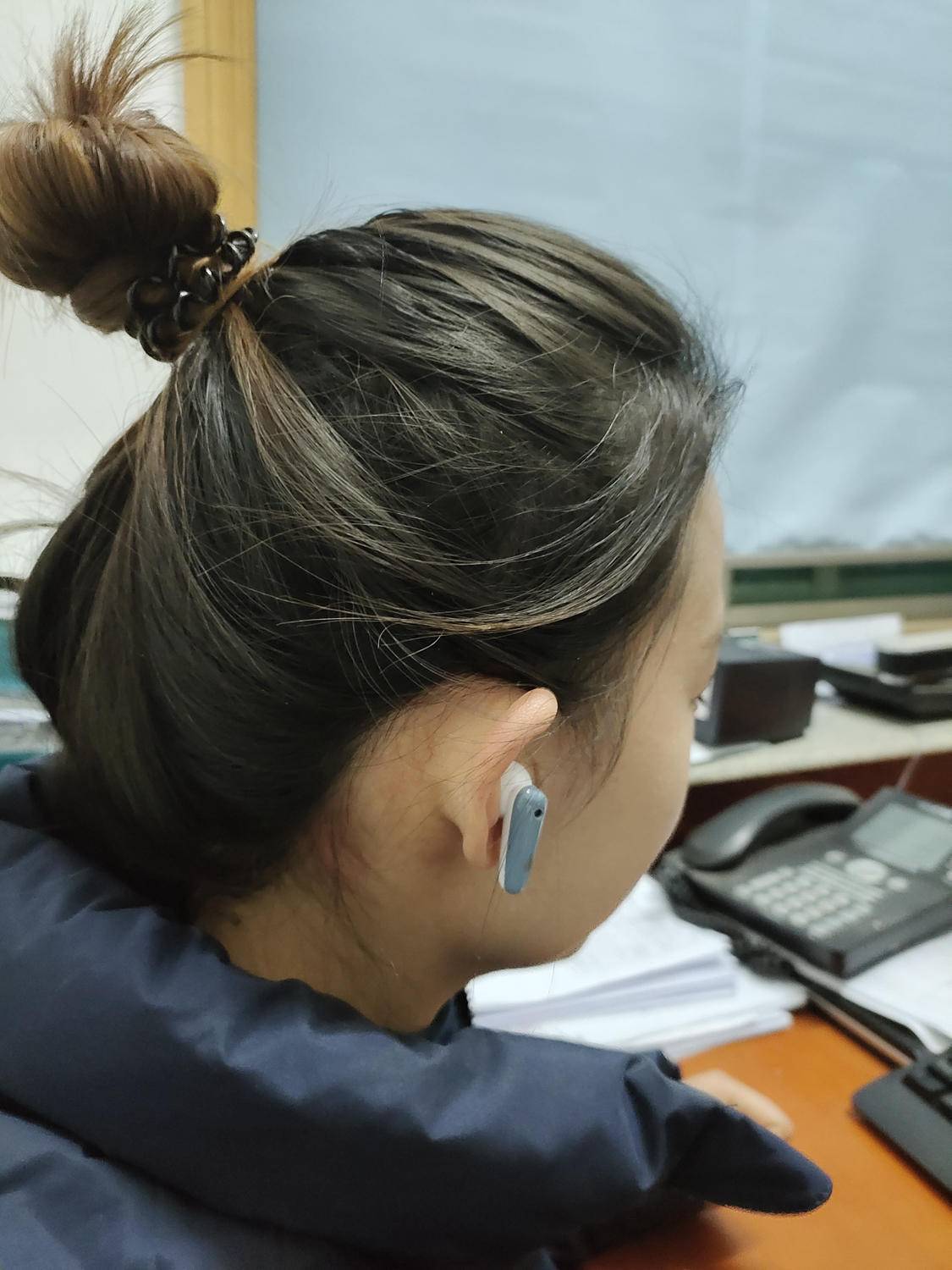 支持外部环境侦听,小声听歌时也可以听到周边环境声音.