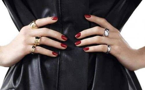 那英两手齐戴9枚戒指，你的指头却还在“裸奔”！戒指怎么戴显手美？真相是……
