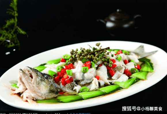 原创67厨师长用这一招做鲜椒鲈鱼鱼肉鲜香营养丰富鲜嫩不腥