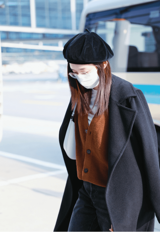 江疏影的冬季私服穿搭好显气质清新的绿色针织衫叠穿大衣高级