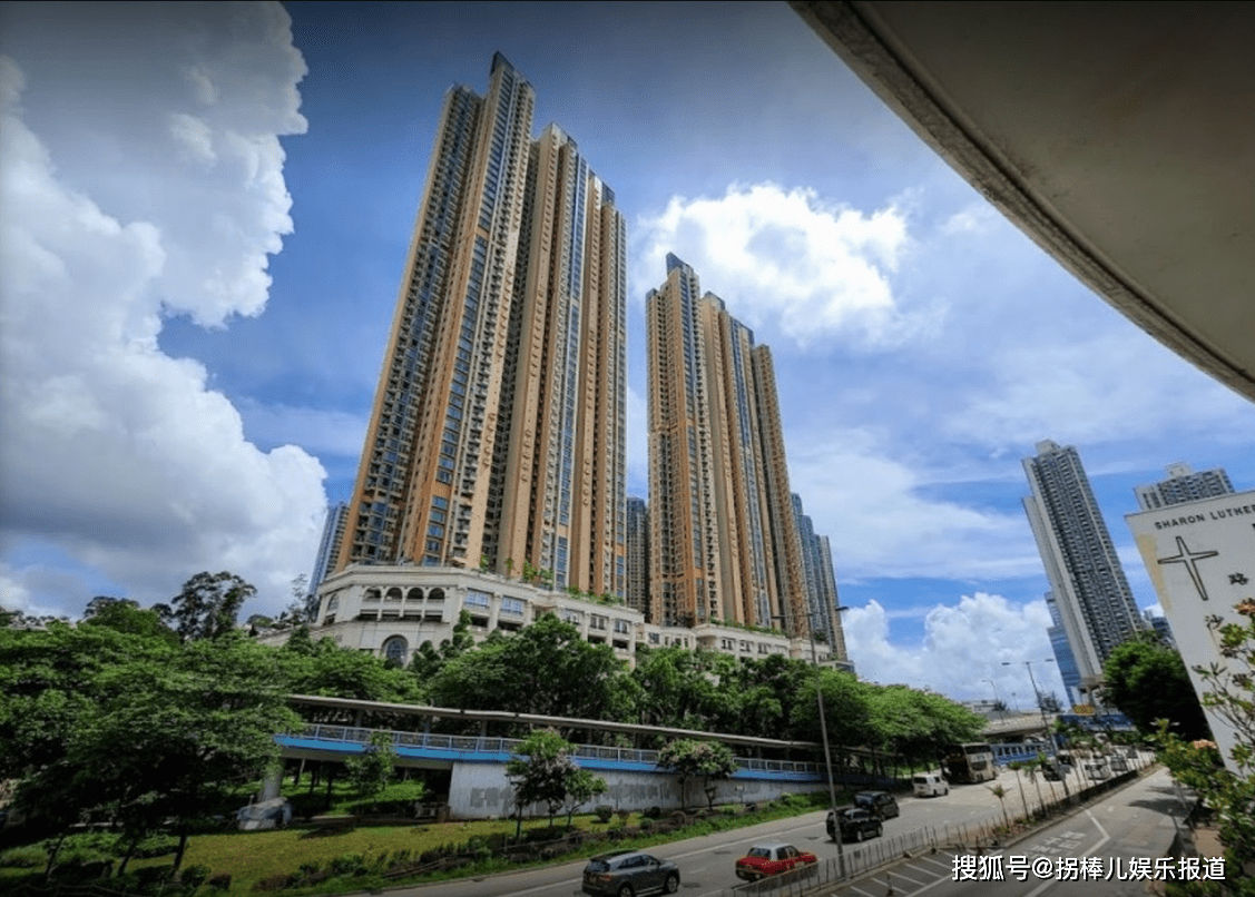 原创热吻倪震一夜成名输给周慧敏33岁张茆为何还能嫁老外住豪宅