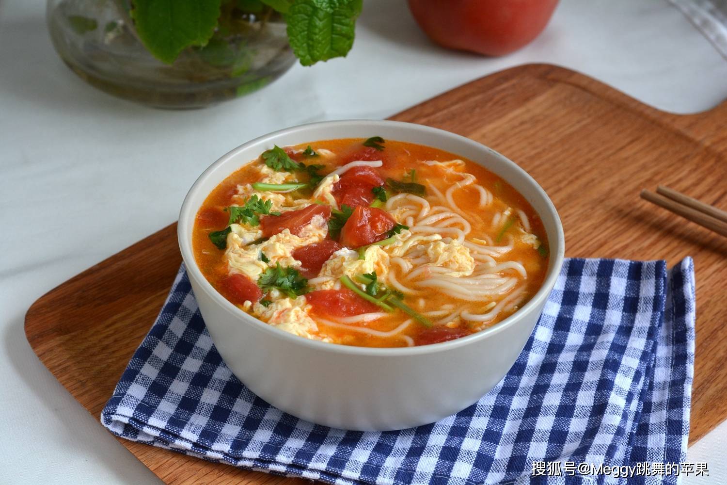 材料:面条,西红柿3个,鸡蛋3个,香菜,油适量,葱花,盐,酱油