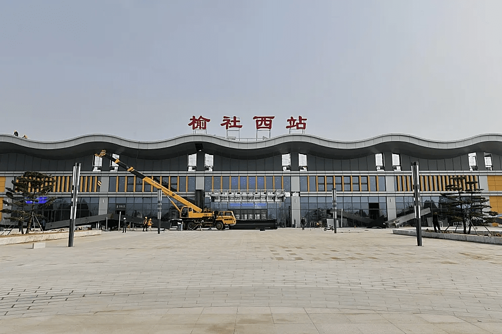 太谷东站站房主体面积3992.6平方米,主体1层,局部2层,建筑高度17米.