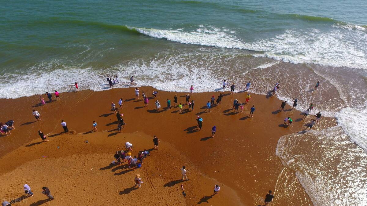 小心！一个旅游团被隔离！又一地进入战时状态！怎么抱团旅行