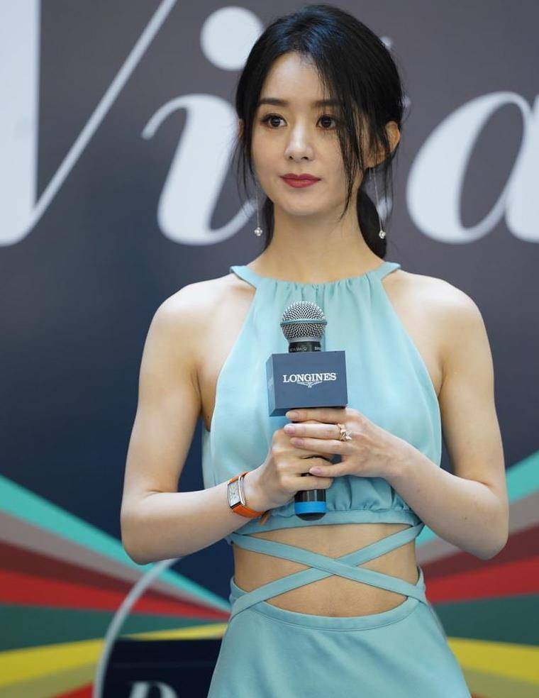 网友晒赵丽颖的路透照,这身材也太扁平了,驼着背毫无气质!