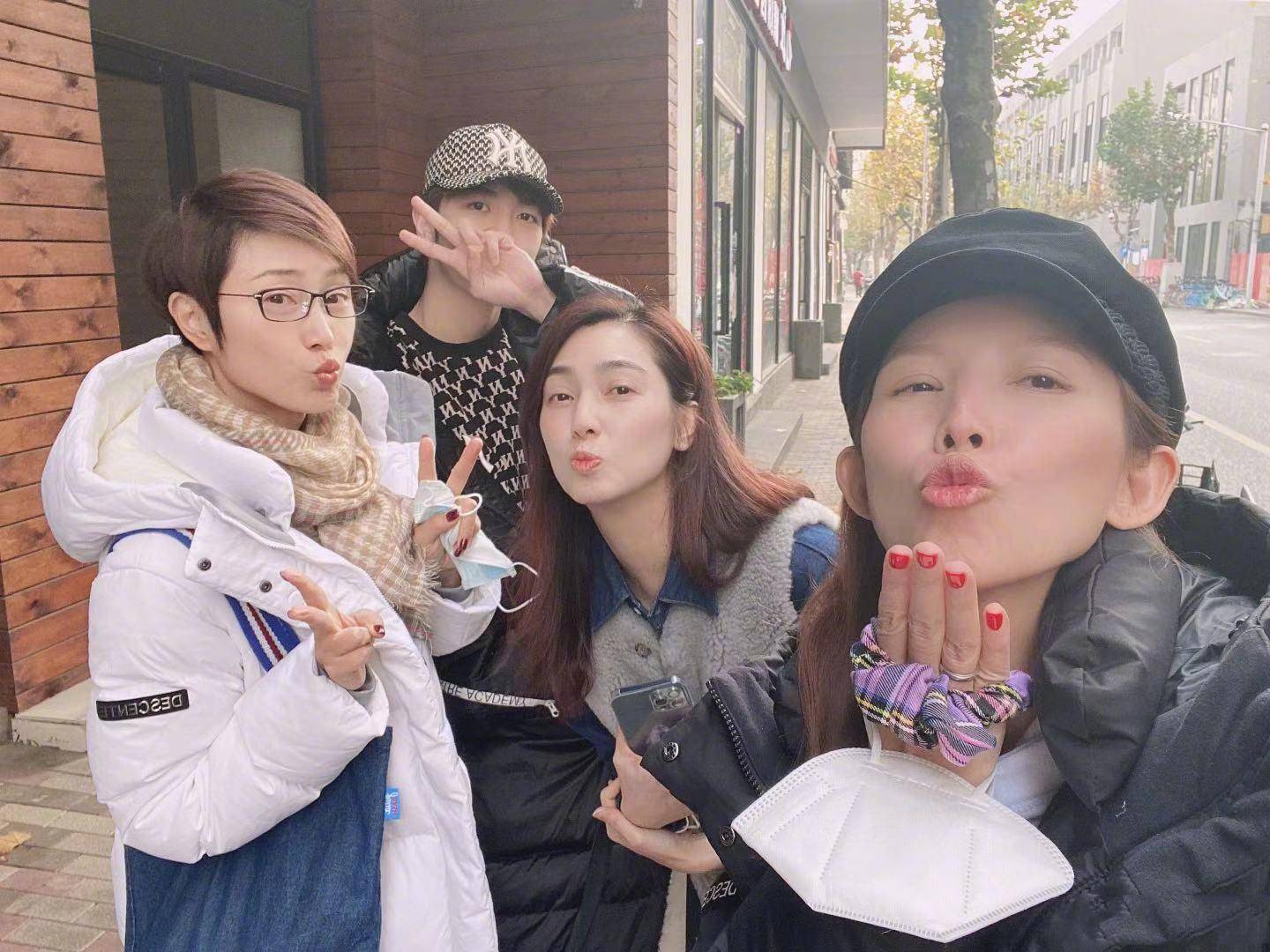 就像小女孩们聚会时,一起卖萌搞怪自拍,永远保持热情与活力,她们的