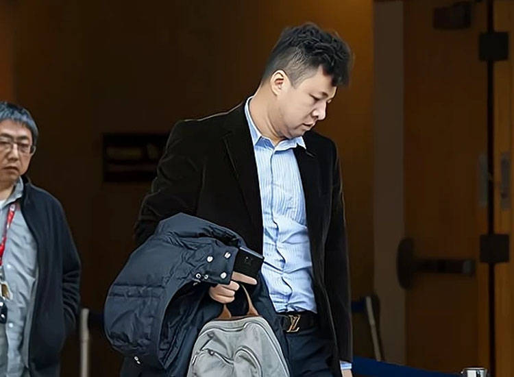 孟晚舟罕见携手丈夫刘晓棕一同现身 老公西默默护妻变"保镖"