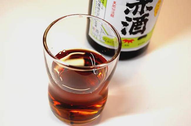 更长久地进行保存;而草木灰的加入让酒体呈现深红色,因此得名"赤酒"