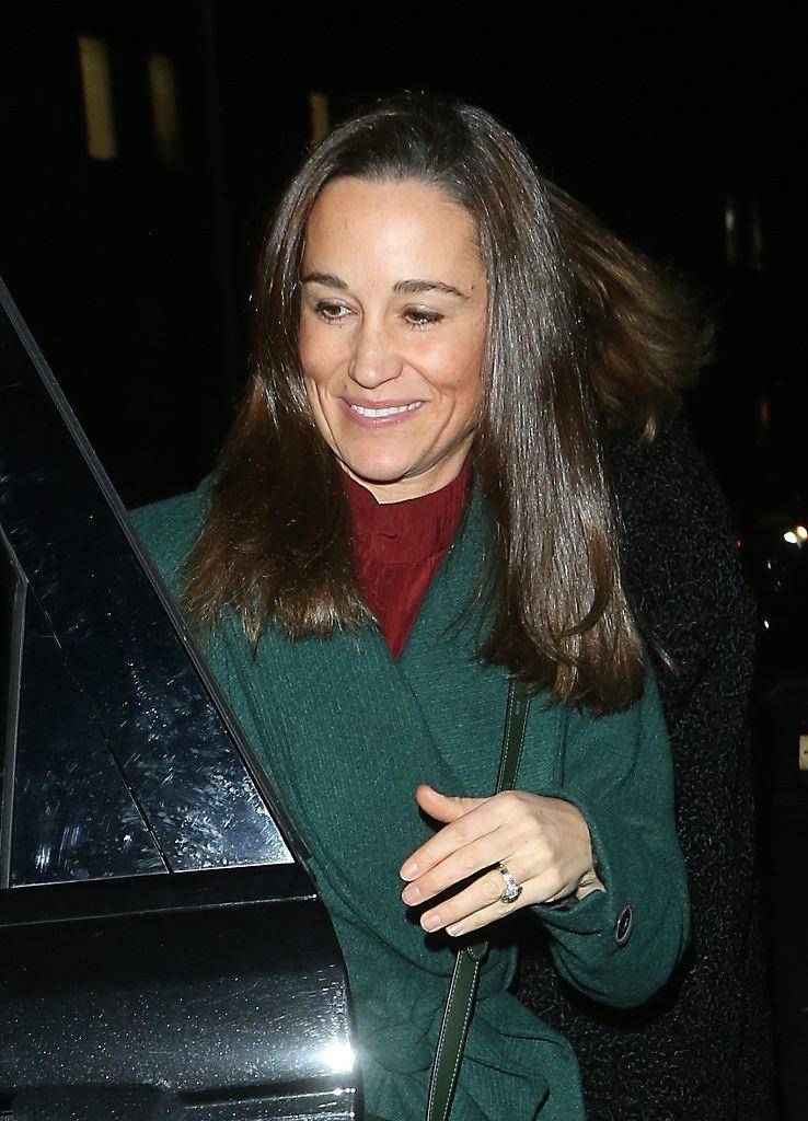 凯特妹妹状态显老穿200块圣诞毛衣颁奖眼角皱纹化妆也藏不住