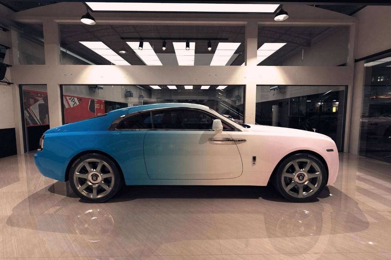 劳斯莱斯魅影彩绘粉变白这样的搭配堪称世上绝配