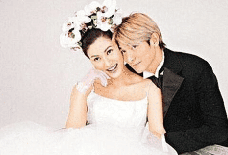 最近有网友爆出了刘德华的结婚照,不得不承认朱丽倩年轻时的颜值不