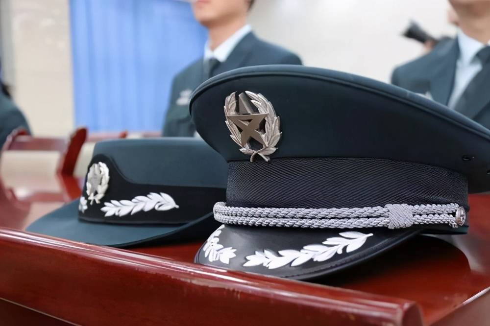 应届本科毕业生报考军队文职底薪多少