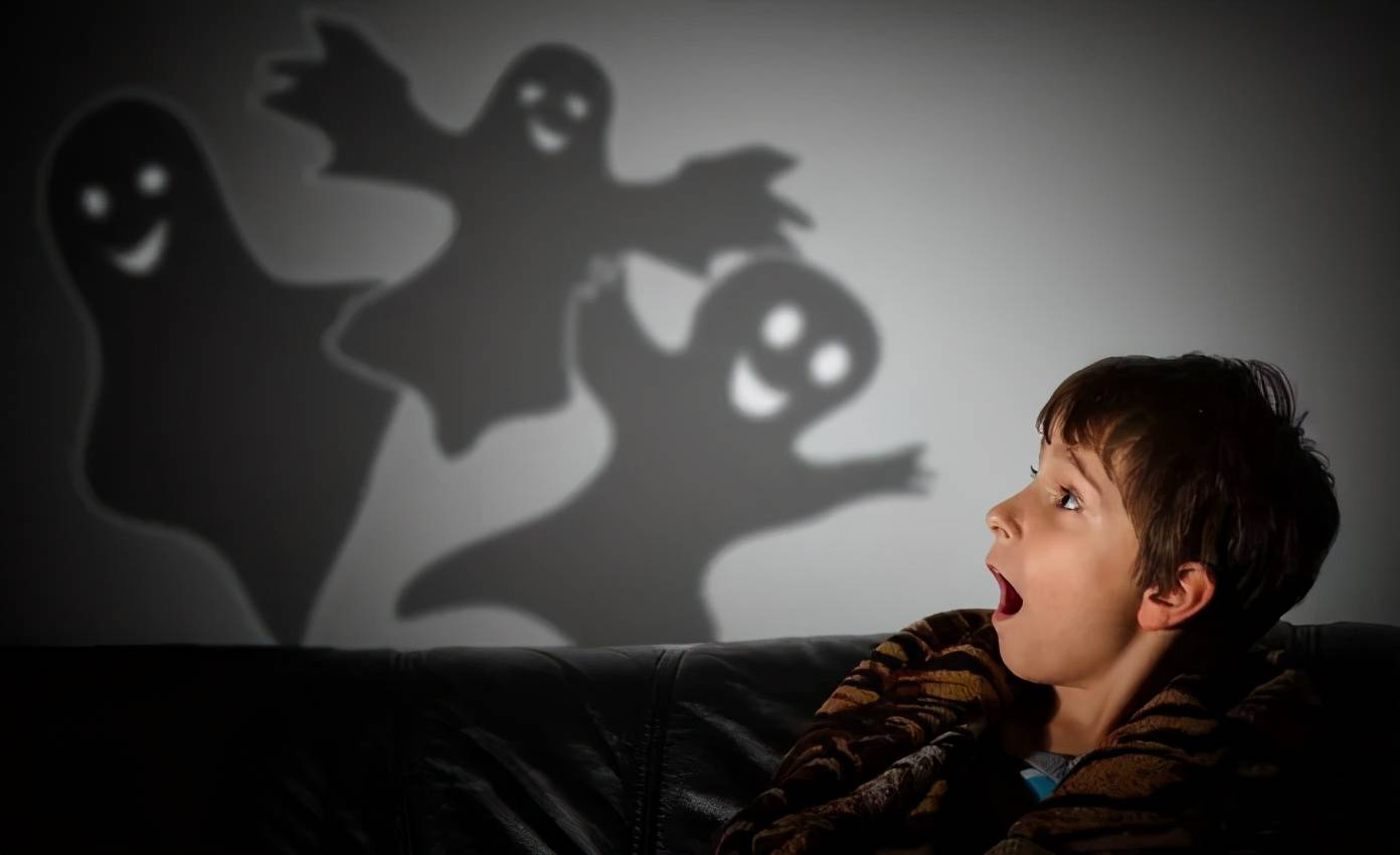 女友晚上特别怕黑不走夜路_晚上怕黑_晚上怕黑怕鬼心理根源