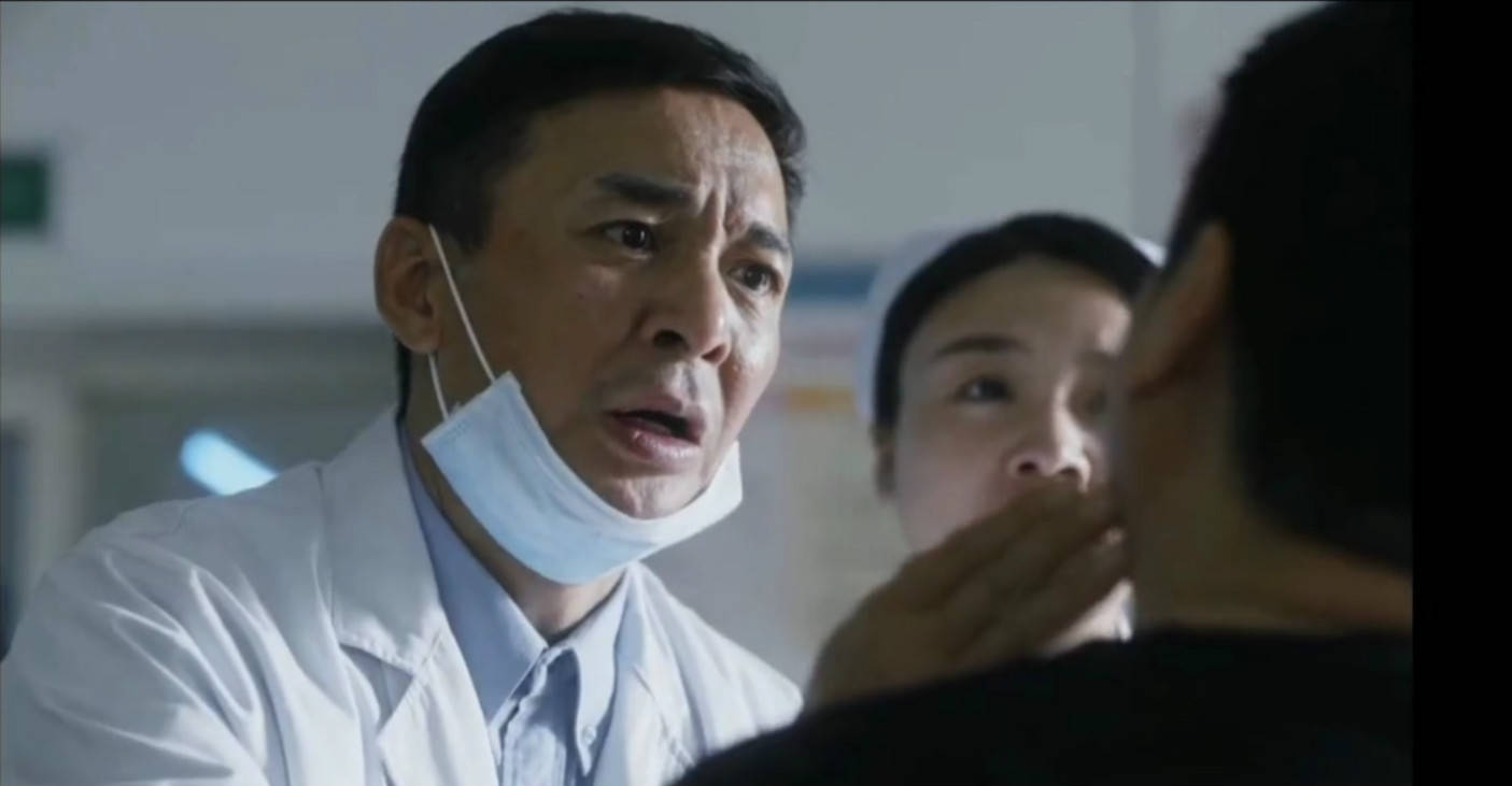 他是《装台》里的医生,《潜伏》里李海丰,演技精湛但戏红人不红