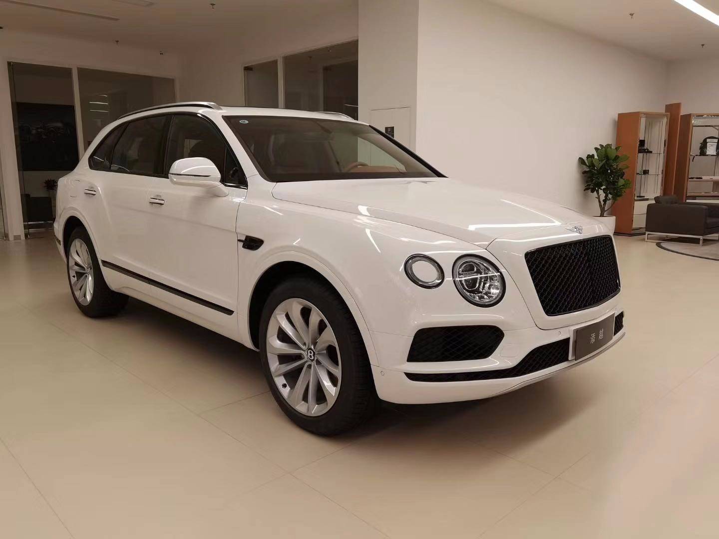 说起超豪华suv,宾利首台suv--添越率先占领市场.