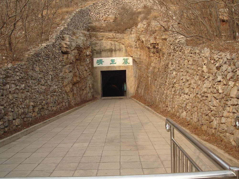 原创刘胜墓中出土怪壶它不仅造型奇特而且还有一种特殊的功能