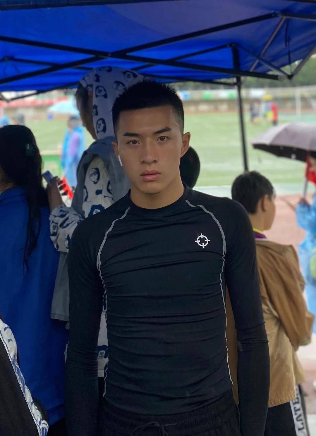 寸头田径体育生高颜值好身材让人着迷8块腹肌公狗腰太惹眼