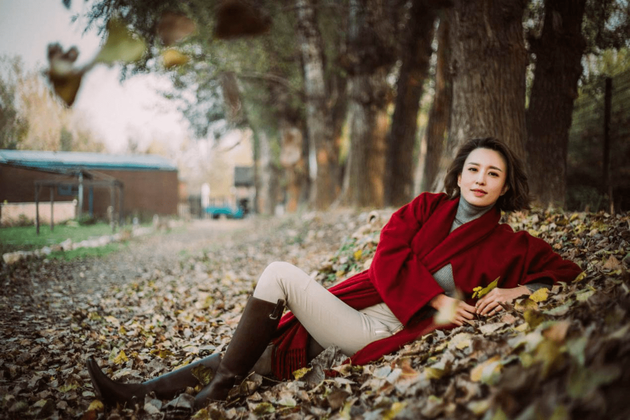 著名主持人张蕾气质真高级,一袭蓝色连衣裙优雅端庄,灵动浪漫