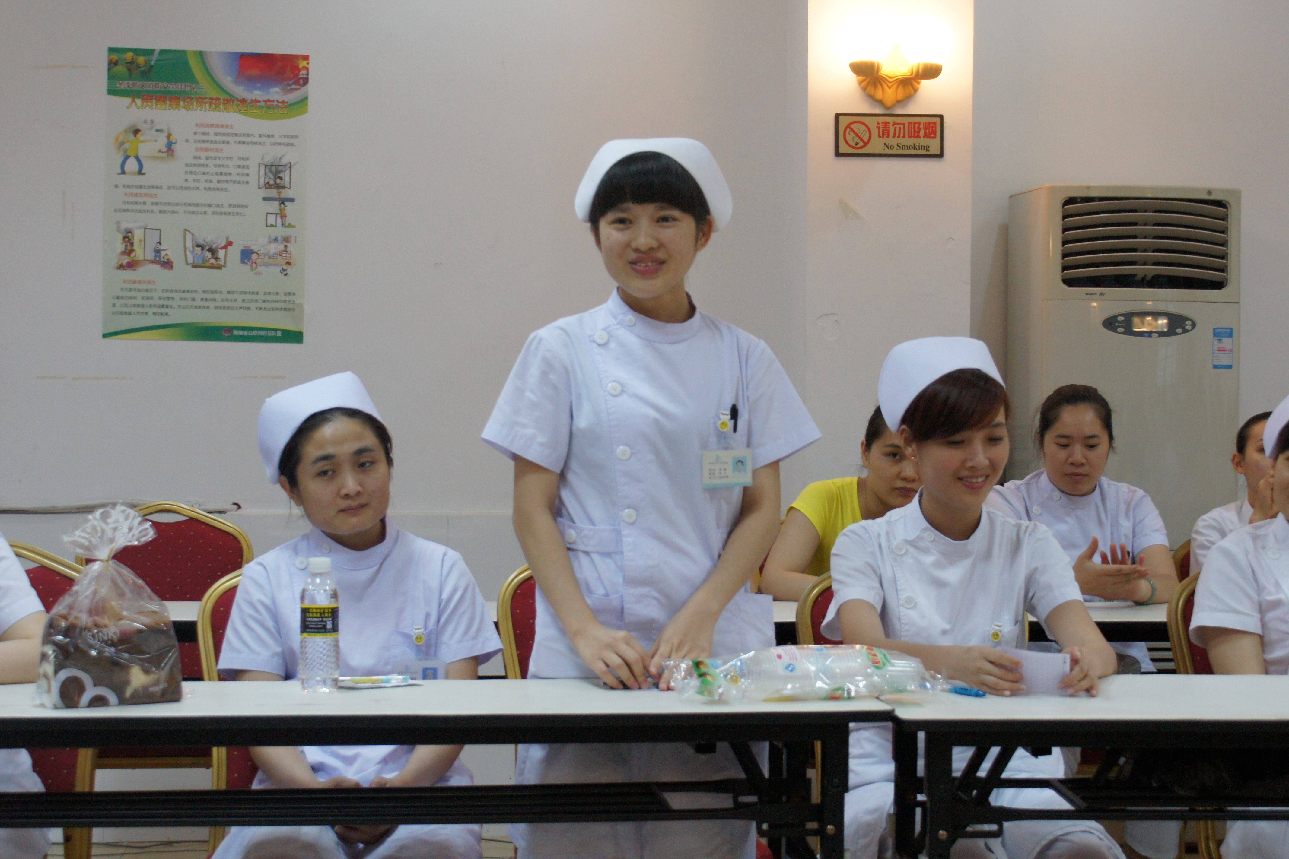 编制外护士与编制内护士存在"同工不同酬"的现象.