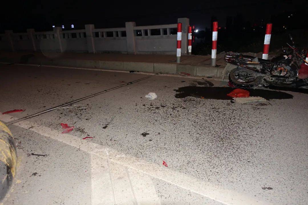 监控拍下全过程虎门一男子醉驾摩托撞上隔离带身亡