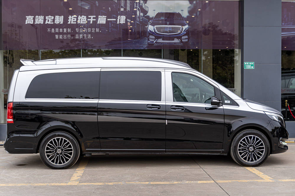 百万元内的双拼色mpv!内舱配置提升,全新奔驰v级傲旋款超奢华!