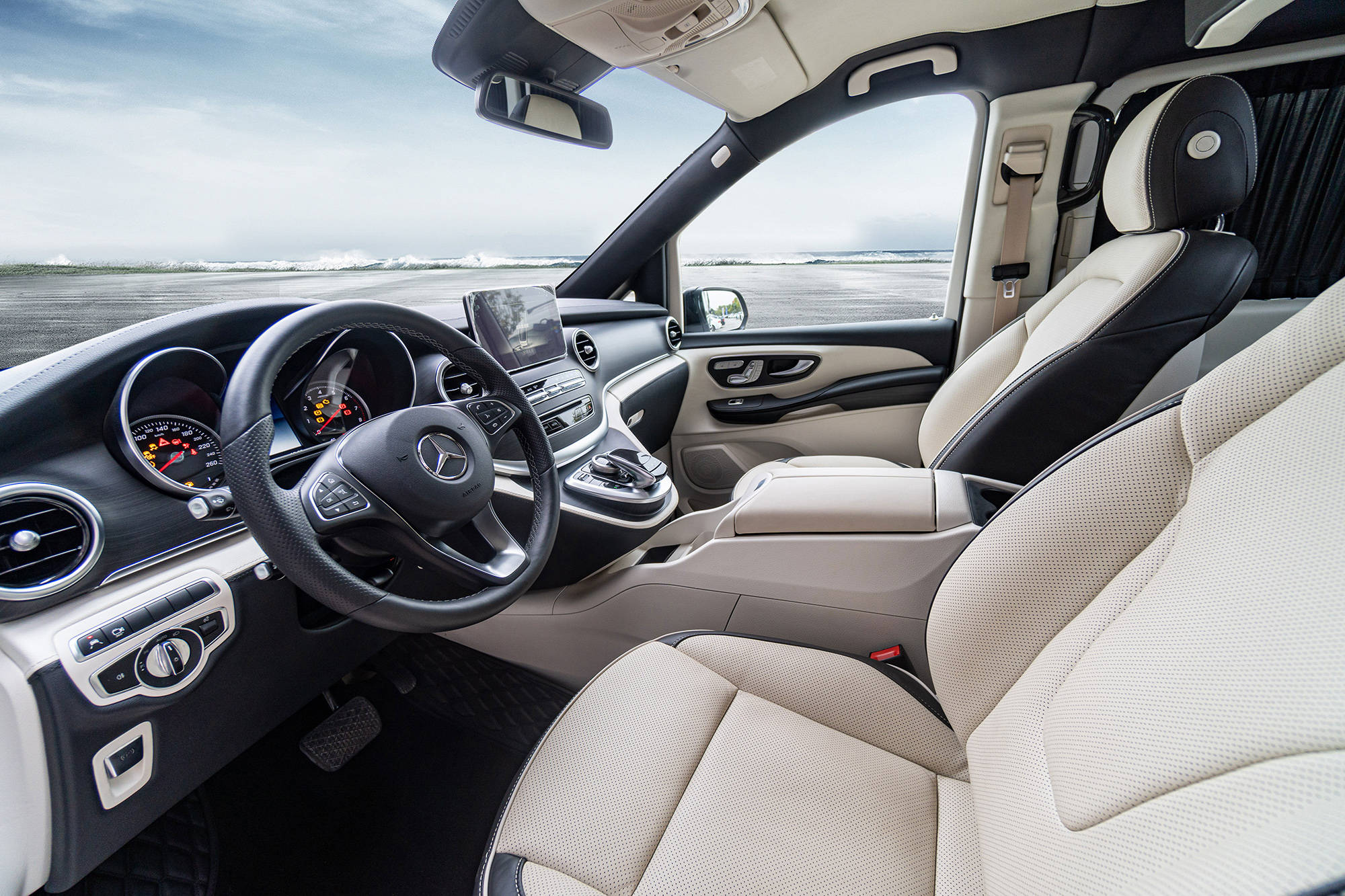 的这款是定制升级版的奔驰v级商务车,外观升级为黑银双色,内饰也全