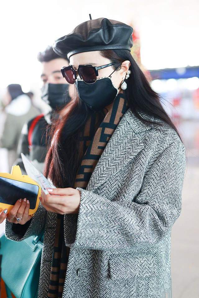 原创范冰冰低调现身机场穿格纹大衣包裹严实这才是过冬的态度