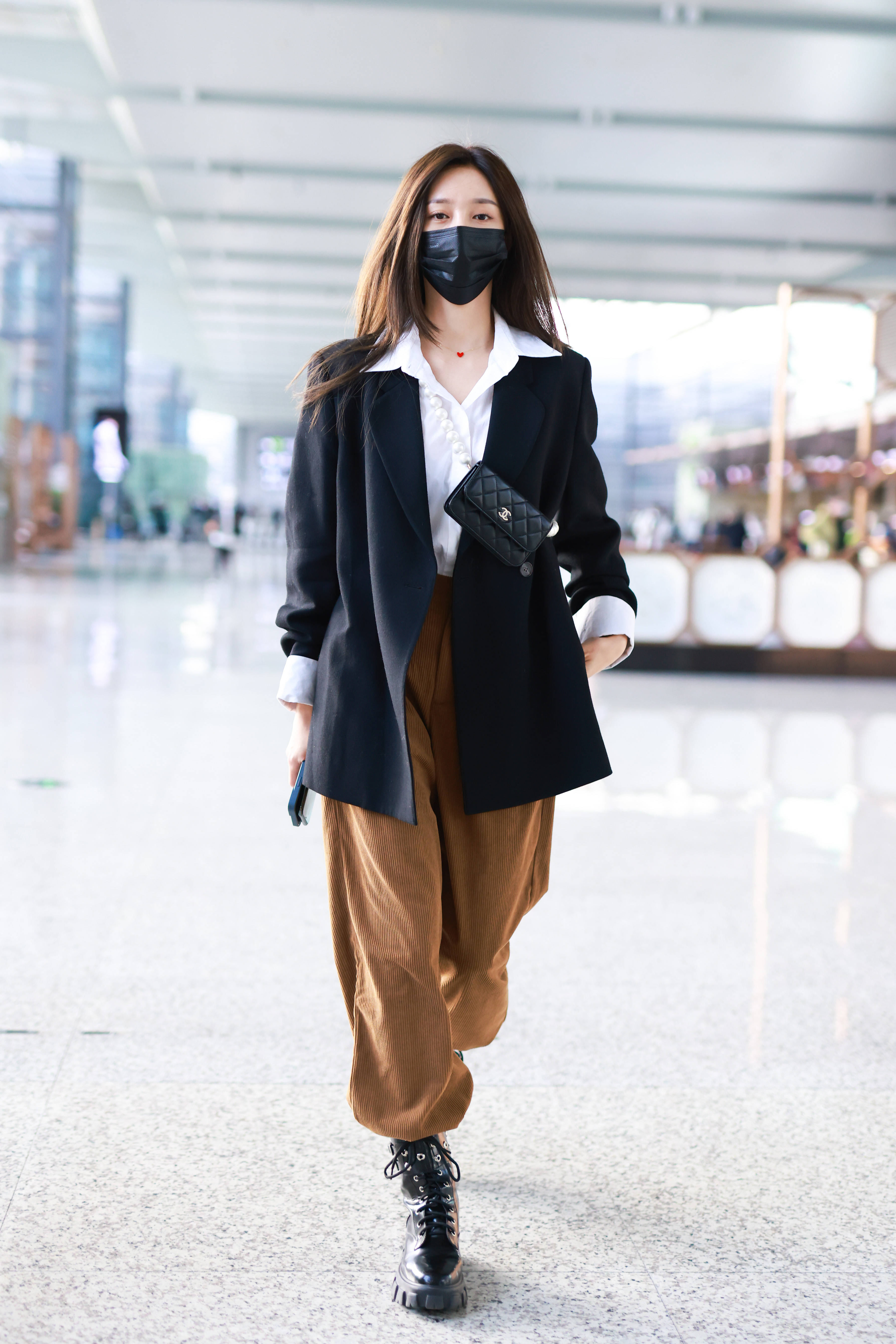 沈梦辰穿休闲西装随性时髦 对镜比心撩发狂撩粉