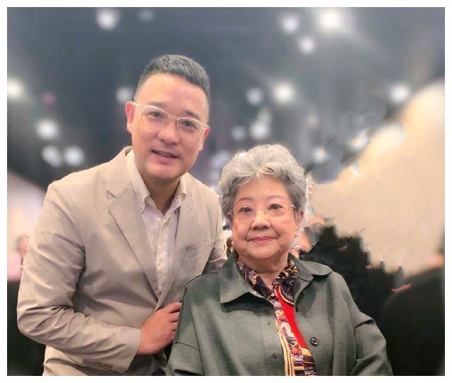 她也曾经演过主角,《梅花魂》,《朝阳沟》,还有《珍珠塔》和曹银娣,她