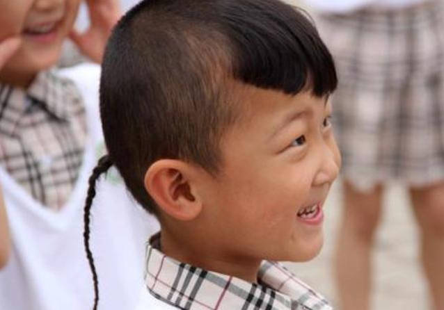 在安徽皖北地区有很多男孩子小的时候都留个小辫子,俗称鸭尾巴_手机