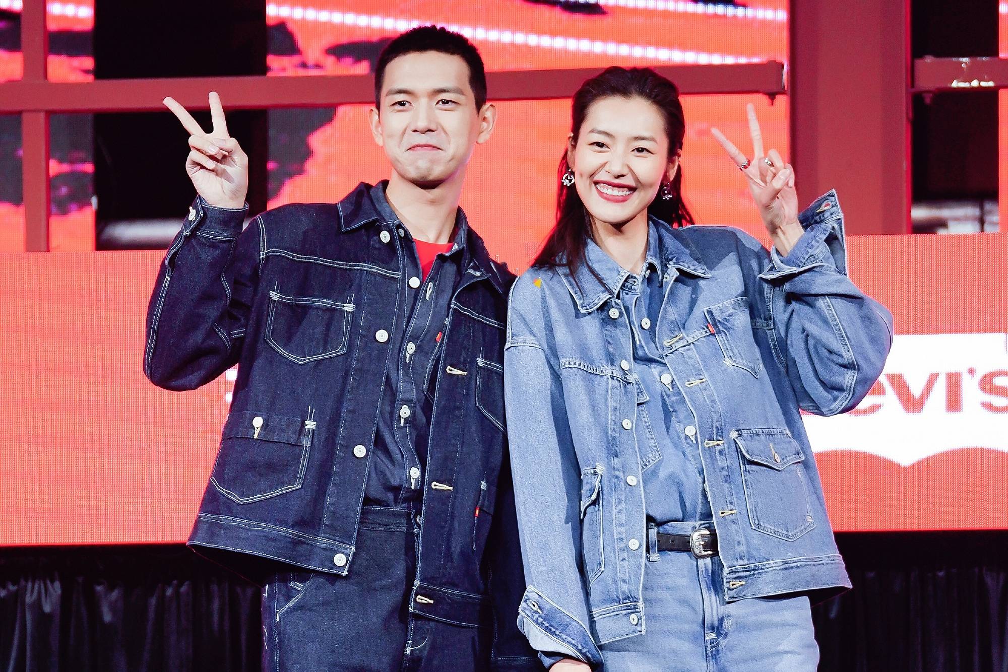 原创李现亮相星光大赏剪寸头精神帅气和刘雯同穿情侣装显羞涩