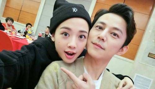 何炅49岁老婆曝光,颜值变化大引争议,陪伴何炅20年被否认?