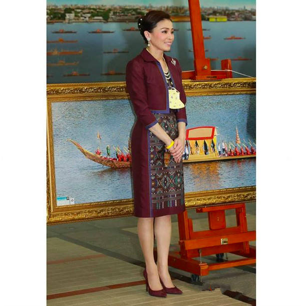 原创泰王后苏提达穿红衣效仿贵妃踩十公分高跟真惊艳比诗妮娜端庄