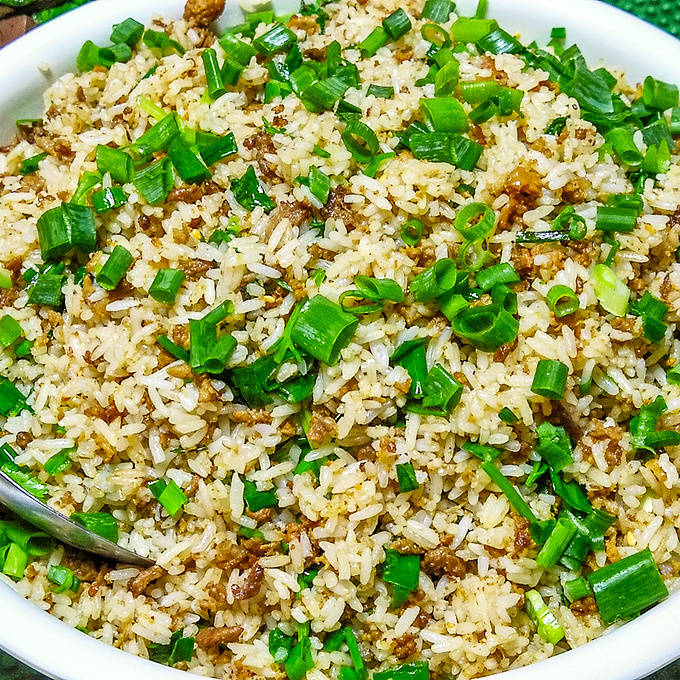 鹅乸饭在阳江人心中可算得上是餐桌上的极品了,其制作方法是去掉鹅乸