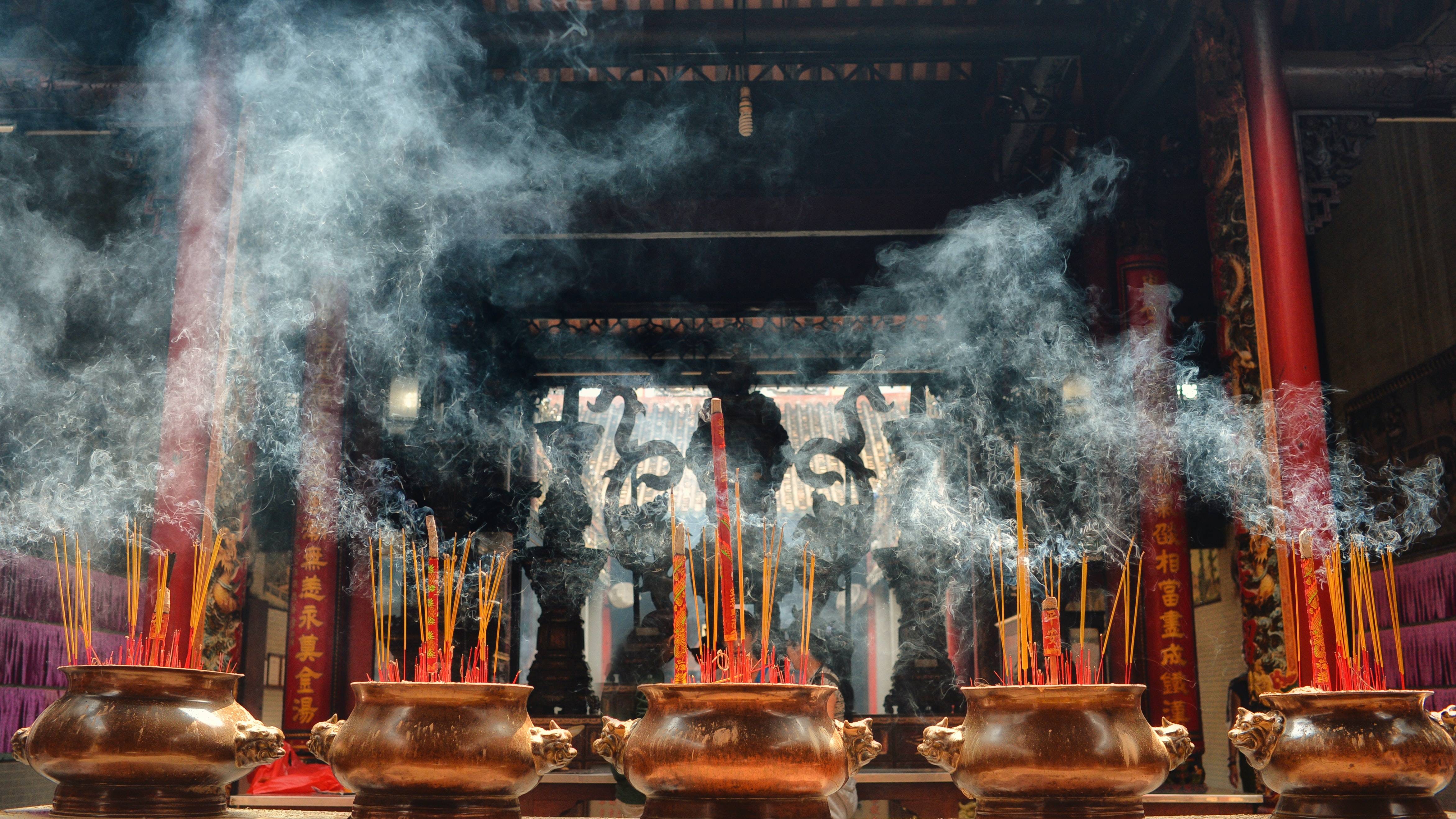 即使是现在,焚香也在很多宗教中扮演