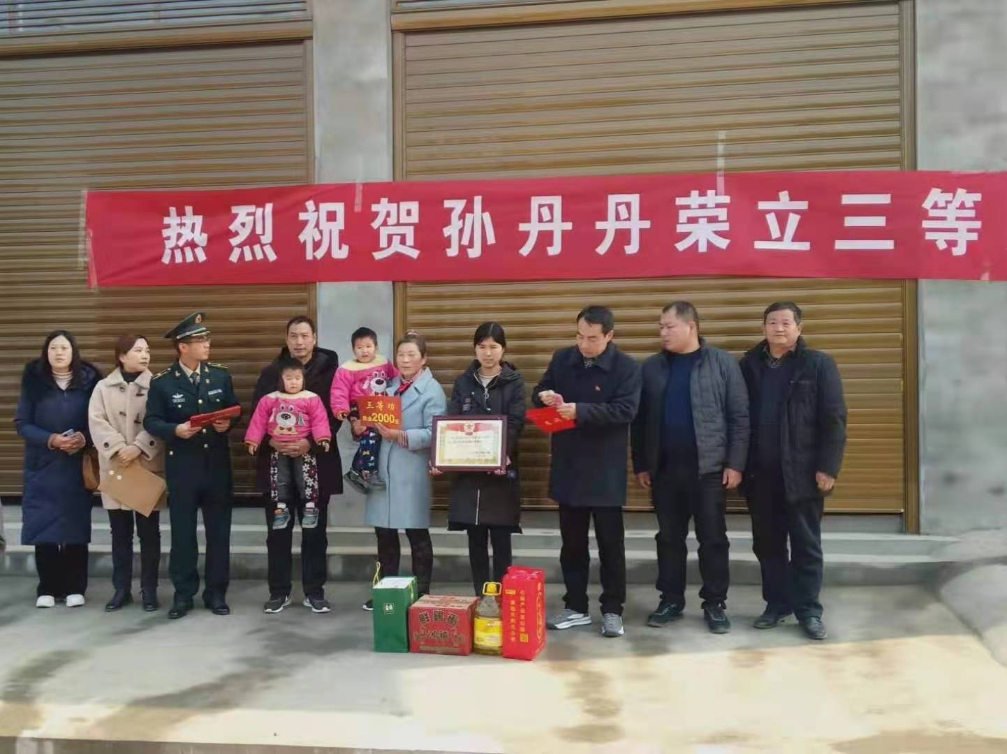 12月21日上午,邓州市退役军人事务局领导杜自力,刘集镇武装部副部长盛