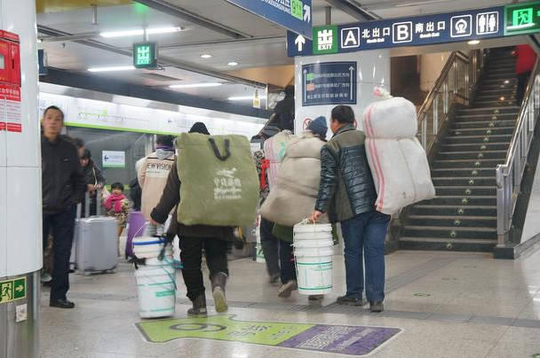 农民工日赚四五百,为啥老是"提桶返乡",回家拿不出2万,钱呢_手机搜狐