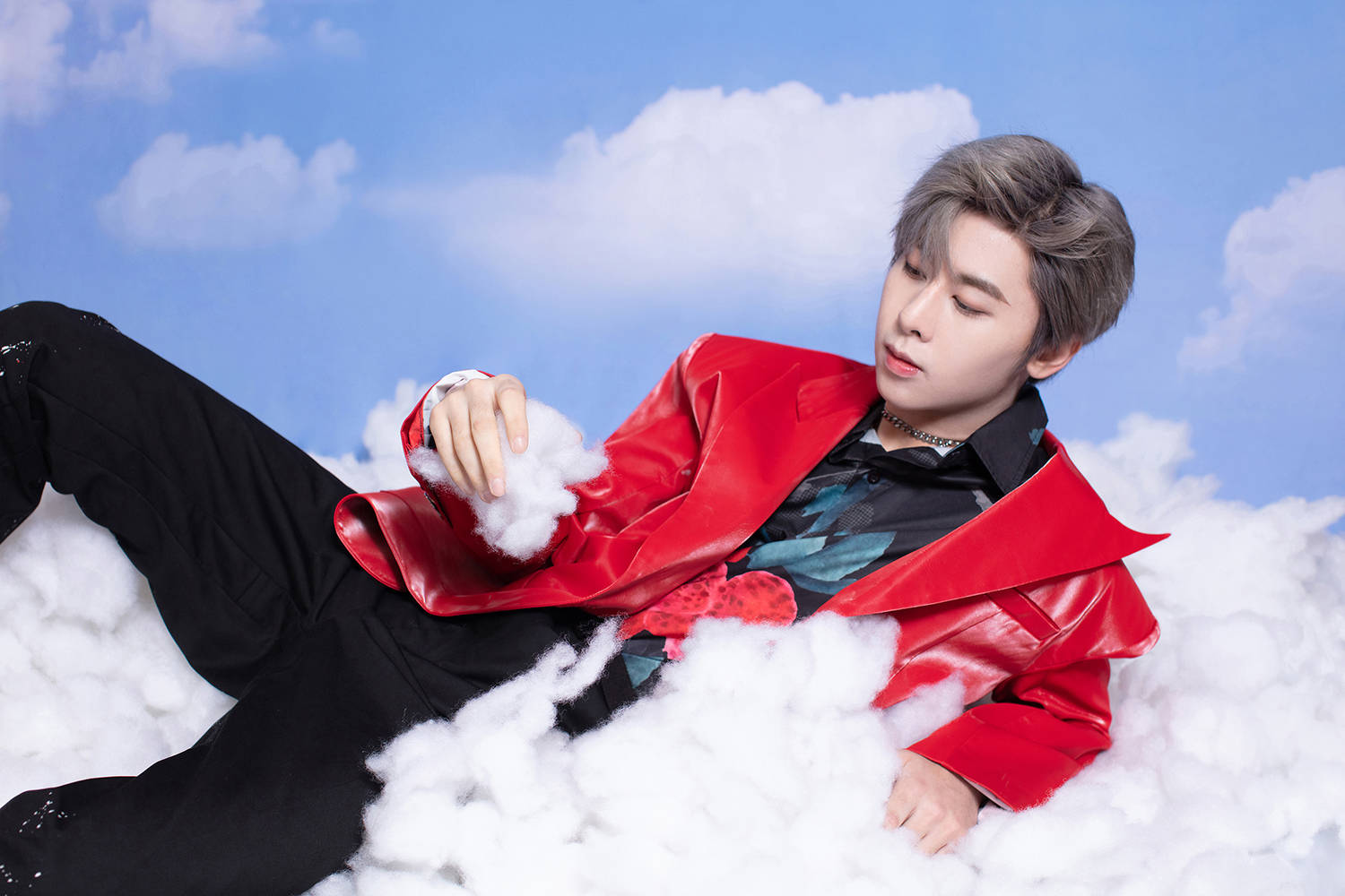 段旭宇亮相时尚盛典红衣耀眼气质满分