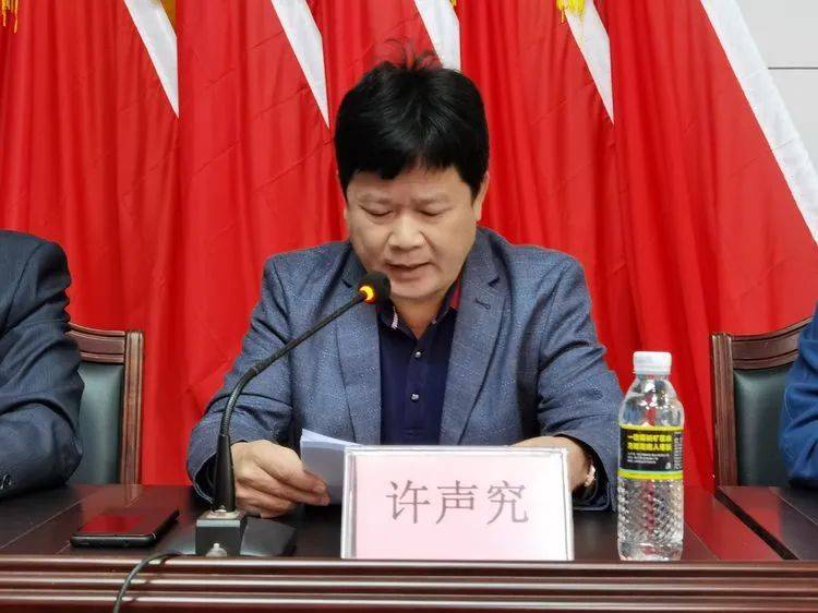 美兰区委常委,组织部部长,统战部部长王家强为海府街道商会党支部揭牌