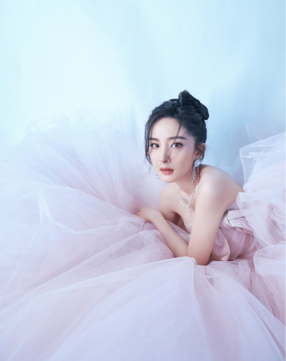 原创杨幂一袭少女风礼服穿搭出席星光大赏穿粉色抹胸礼服身材超好