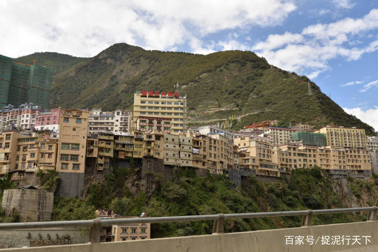 四川比较贫穷的小县城：顺着悬崖修建，悬崖比平地还多