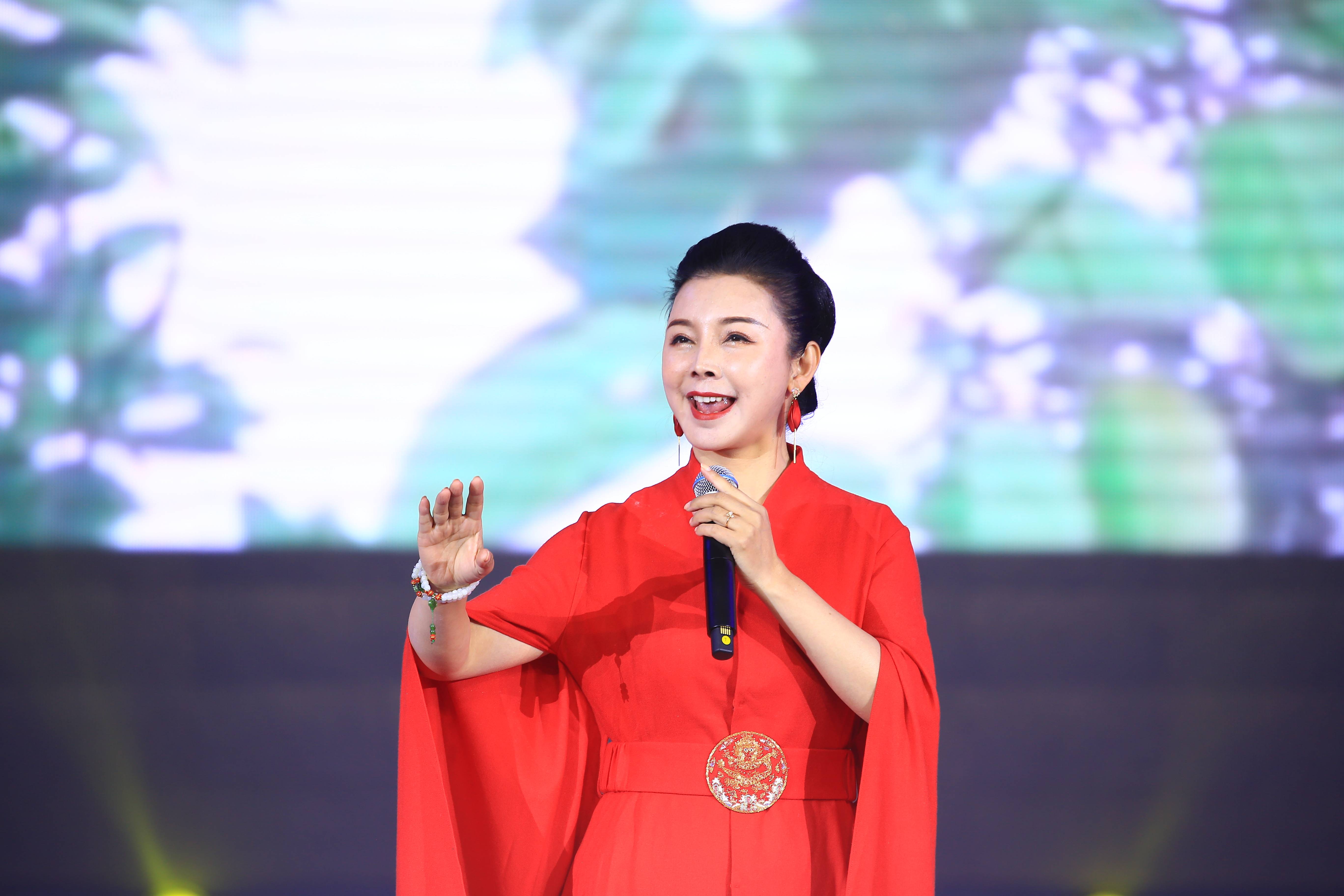 青年歌唱家陶红演唱歌曲《爱洒天下》主持人李歌现场采访孙树侠教授