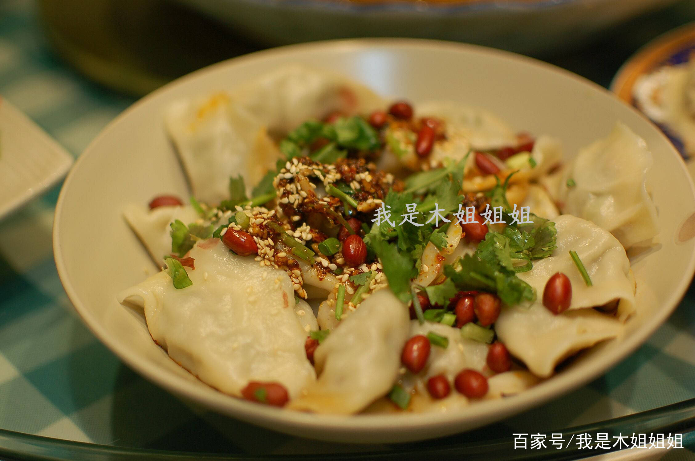 饺子煮好放葱花辣椒面,用热油一泼,油泼干拌饺子新吃法一定要尝试一下