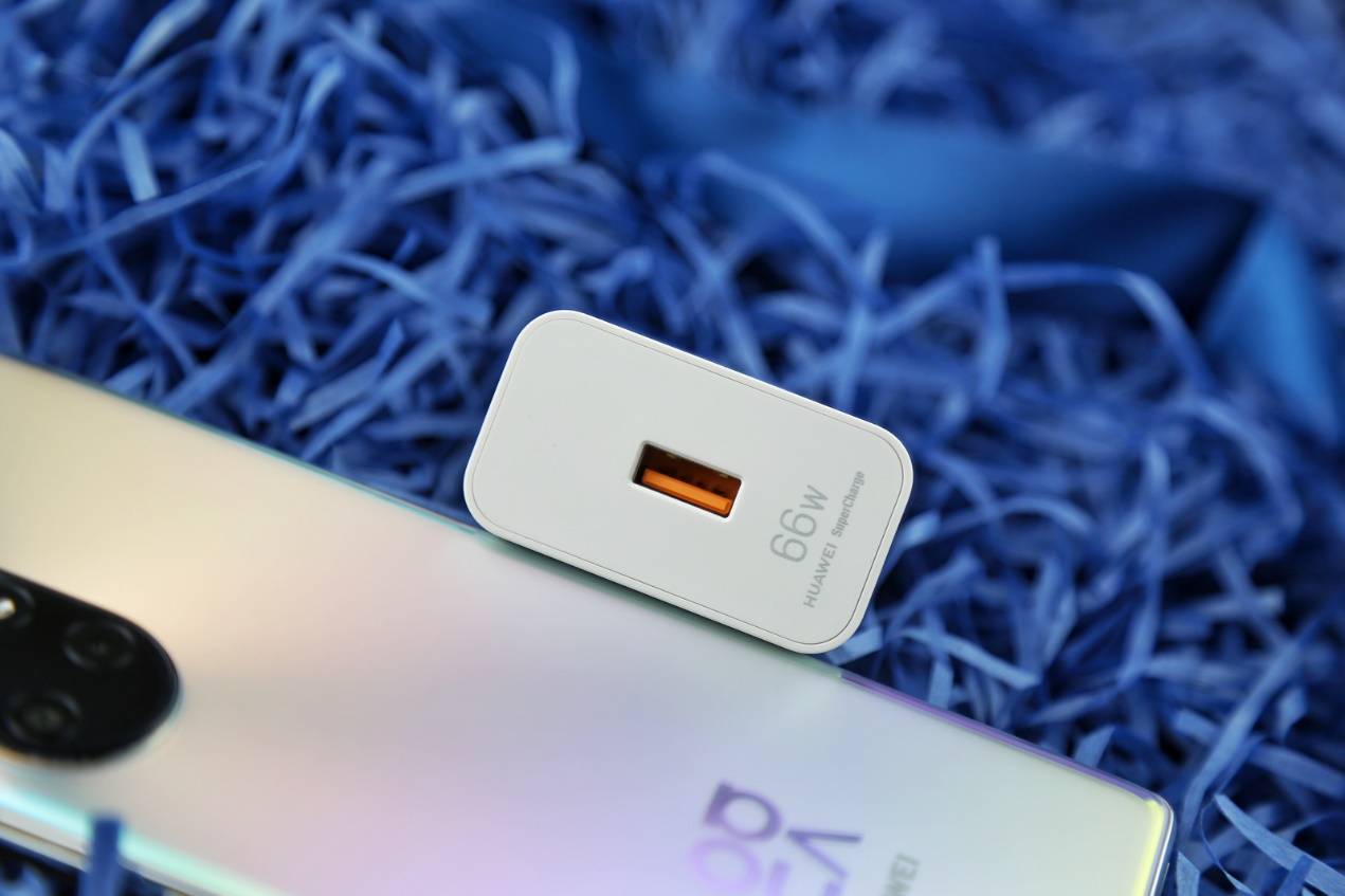 笔者做了下充电测试,华为nova8 pro从20%电量开始充电,5分钟后电量为