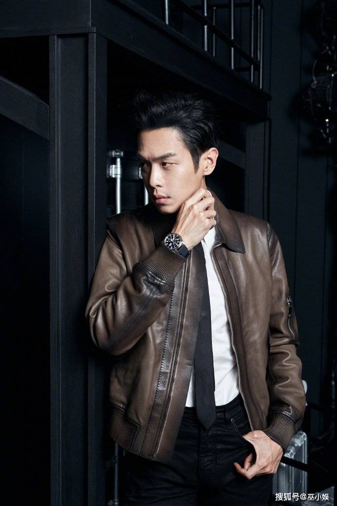 张若昀烟棕色皮衣夹克搭配衬衫领带西装裤